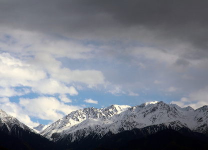 哈萨克斯坦在雪和乌云山风景