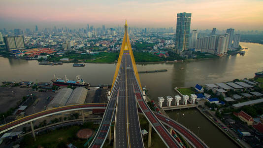 bangk 普密蓬桥过河班乔佩雅的鸟瞰图