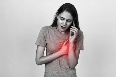 心脏或脑美丽的女性,心脏病发作或破碎的心.