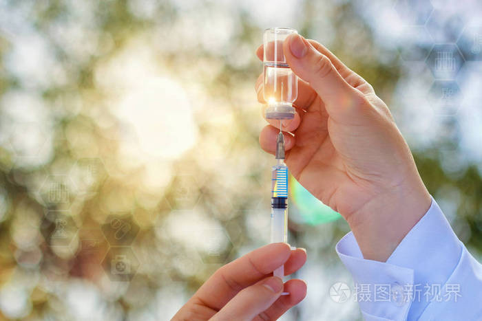 注射器用手中的药