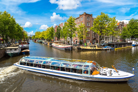 阿姆斯特丹的运河和在荷兰的船