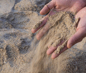 从手里掉下来的沙子照片