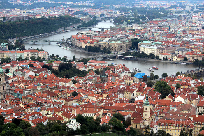 在布拉格，捷克共和国的城市景观和查尔斯桥