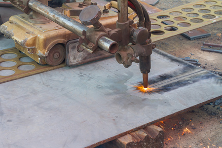 热钢板对钢板气割机照片