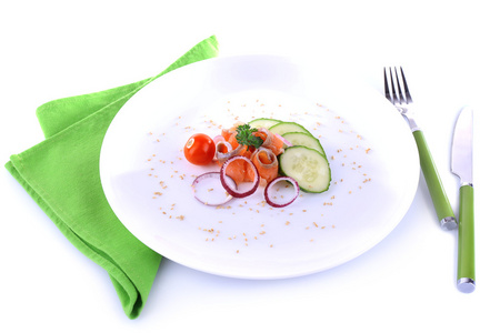 开胃鱼沙拉配上板上白色孤立的蔬菜