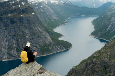 在挪威的 Trolltunga 是神话般的美丽