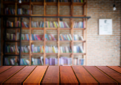 选定的重点空褐色的木制圆桌和图书馆或书店