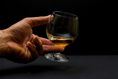 白兰地酒杯白兰地酒杯在人的手照片