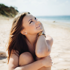 年轻时尚的女人放松在海滩上