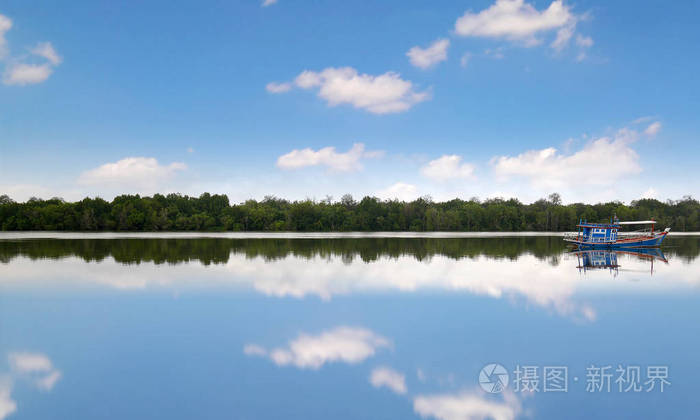 渔船与水平蓝蓝的天空，洁白的云朵与反射