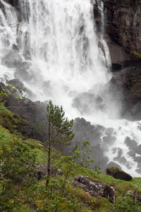 瀑布在挪威阴雨天气