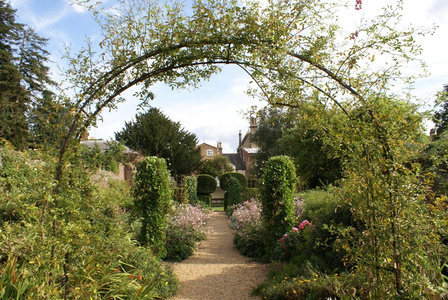 花园小径与玫瑰拱