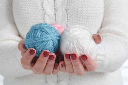 女人手里的针线活图片