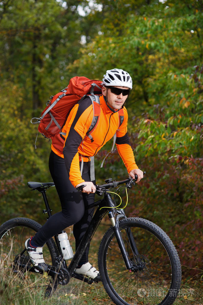 山地自行车沿着小路旅游与自行车背包旅行