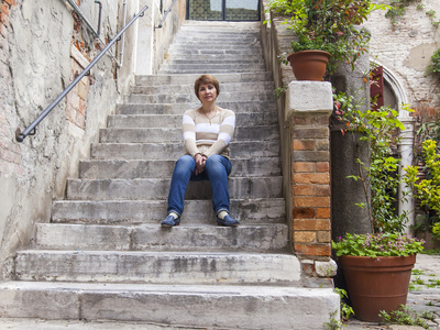 一个古老的开放的外石楼梯. 石水泥台阶的旧楼梯,有风化和破坏的痕迹.