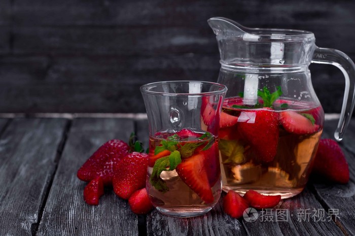 草莓冰柠檬水