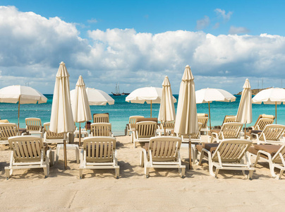 日光浴床和海滩上的遮阳伞