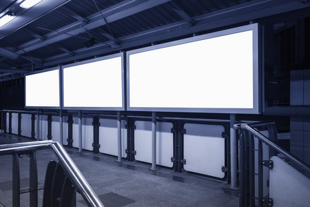 在地铁站空白横幅霓虹灯箱媒体显示符号