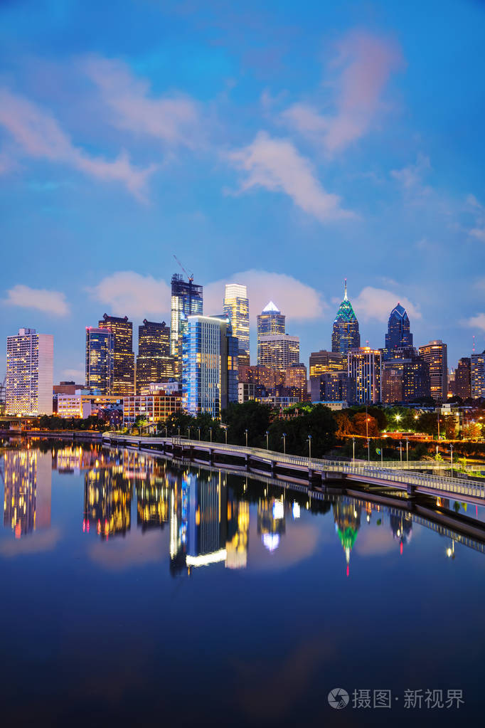 费城在傍晚的天际线