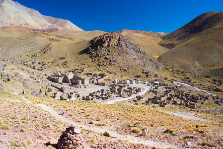 高空贫瘠山脉的路上到著名乌尤尼盐沼，当中最重要的旅游目的地，在玻利维亚安第斯高原。废弃的旧村庄在高原