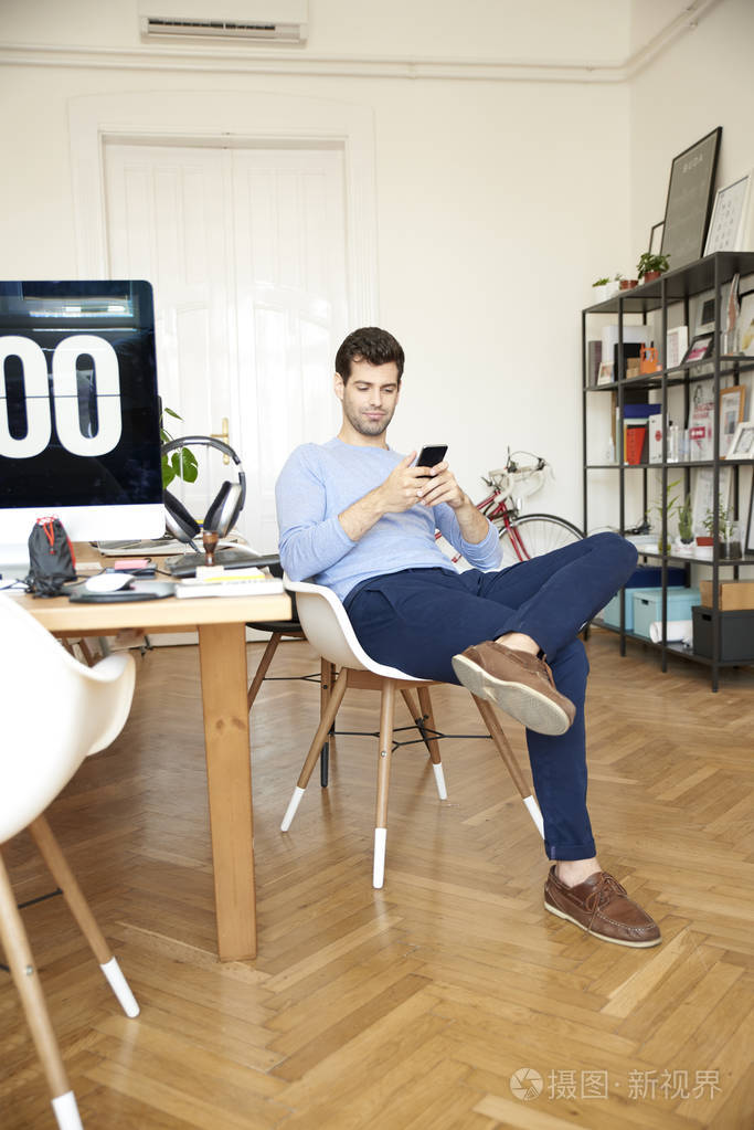 年轻的商人坐在mlad05podnikatelsedí