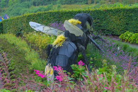 熊蜂的伊甸园项目的雕像
