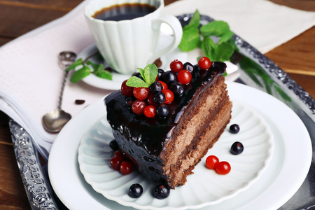 美味的巧克力蛋糕，浆果和杯咖啡