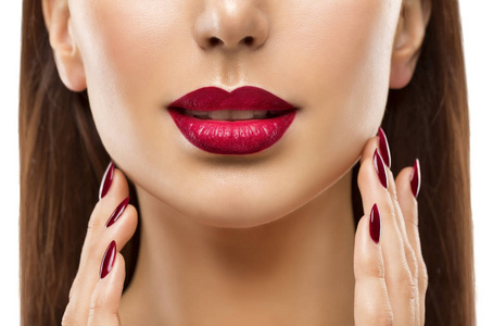 双唇钉特写，女人美容化妆，红色的唇膏，脸上皮肤护理