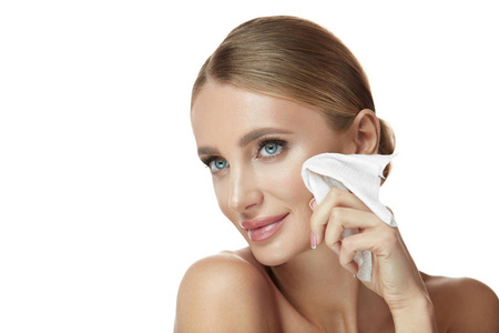 脸部护理.微笑女性去除化妆,清洁面部皮肤照片