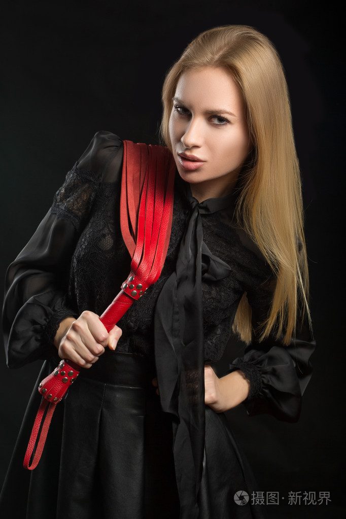 女孩用红色皮革鞭子