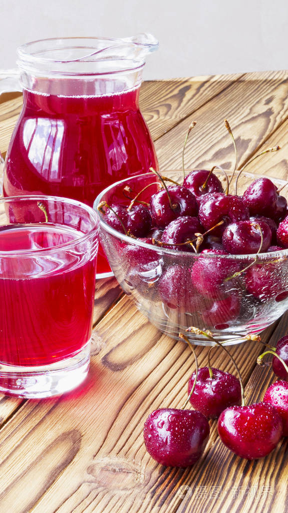 在玻璃和滗水器的樱桃汁