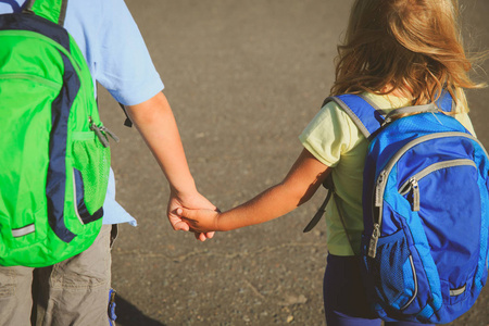 男孩女孩手牵手图片
