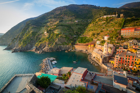 海岸的利古里亚海 Vernazza 城镇