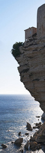 老博尼法西奥镇岛上，建在惊险的白色石灰岩壁面对博尼法西奥海峡南端的城市天际线的科西嘉 详细信息