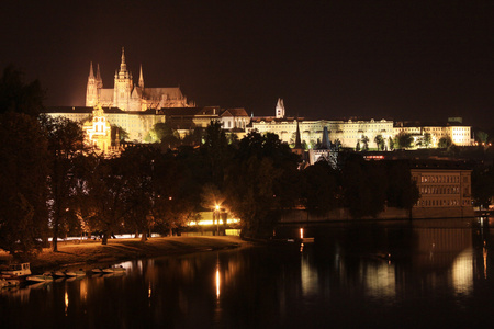 晚上布拉格哥特式城堡之上河伏尔塔瓦河，捷克共和国