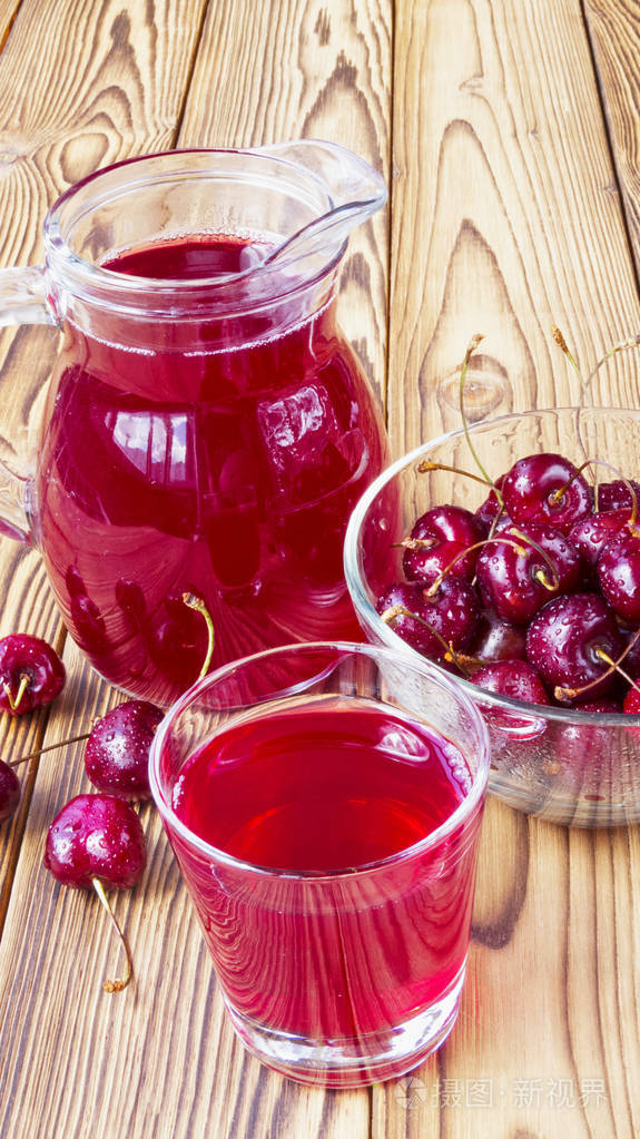 在玻璃和滗水器的樱桃汁