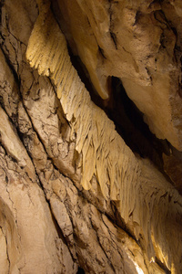 在地下洞穴石笋