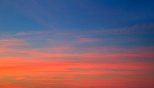 在红色的橙色和蓝色背景的夕阳的天空