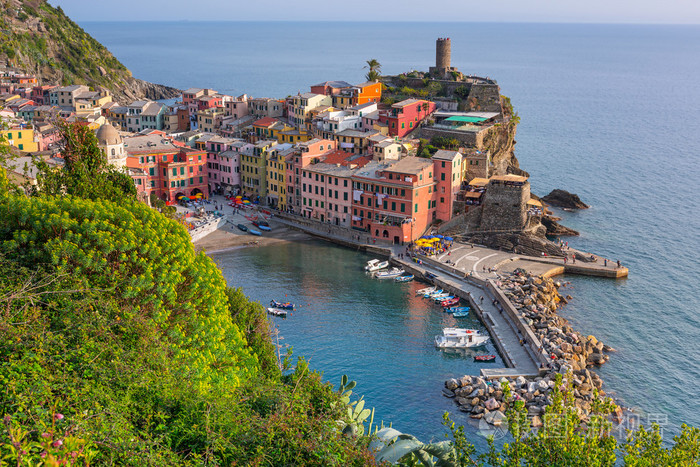 海岸的利古里亚海 vernazza 城镇