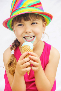 孩子吃冰激淋。选择性的焦点
