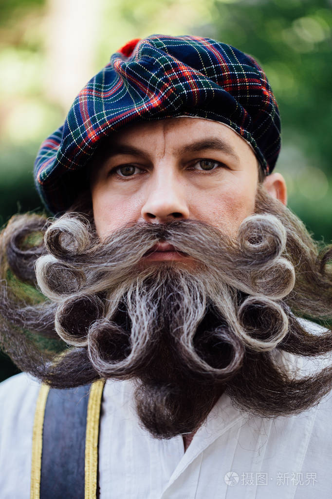 一个勇敢的苏格兰人卷发令人惊异的胡须在匈牙利风格的英俊肖像