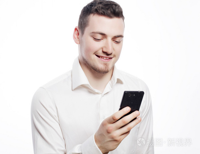 开心事业男人读在智能手机上的短信