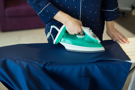 熨烫衣服的女孩照片