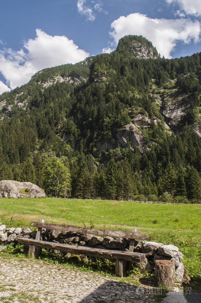意大利: 梅洛谷,val di 梅洛,青翠的山谷森林树木和花岗岩群山环绕的