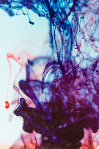 紫墨水在水中，艺术的拍摄，抽象背景