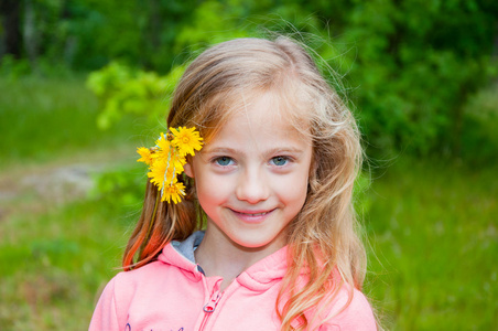 可爱的小女孩与花在草原上