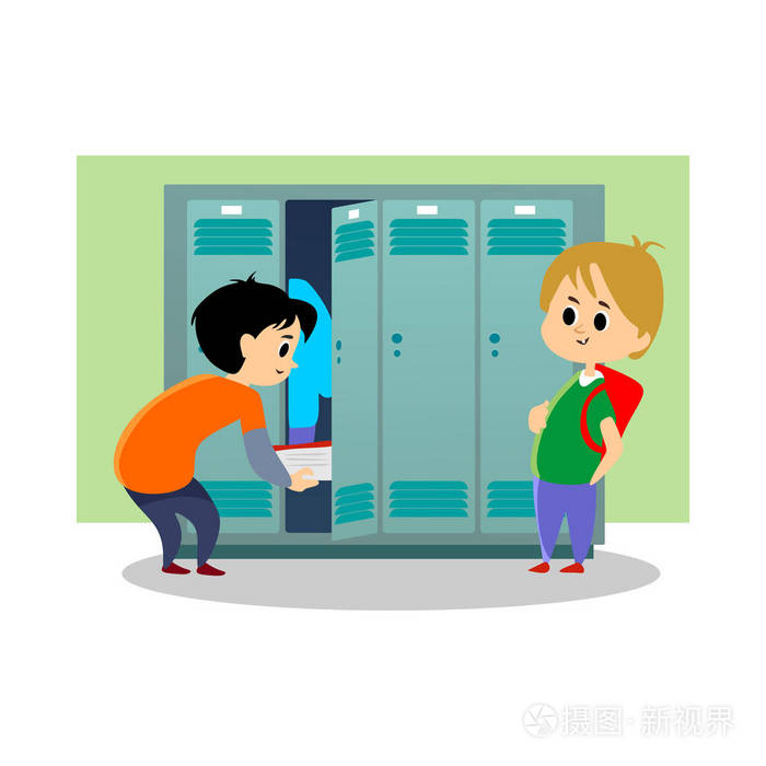 附近在更衣室里的学校储物柜儿童男孩打扮和把他们的个人物品和书籍为