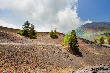 在熟料水泥地面上的火山埃特纳山路径