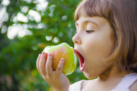 孩子一个苹果。选择性的焦点