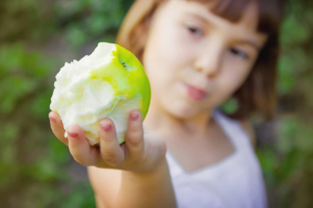 孩子一个苹果。选择性的焦点